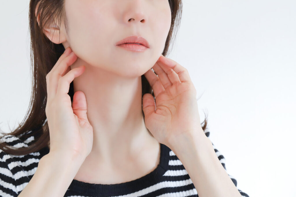 美顔ローラーで二重あごは改善できる？